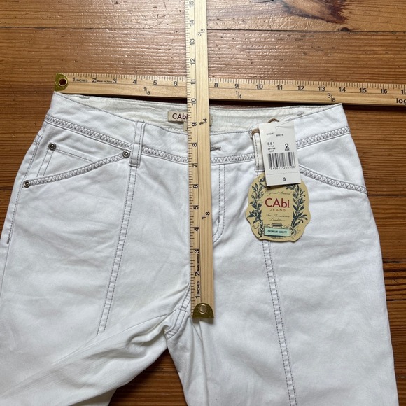 Cabi Jeans Shorts Women White NEW Denim Knee Length Contrast Stitch 881 SIZE 2 - Picture 4 of 7